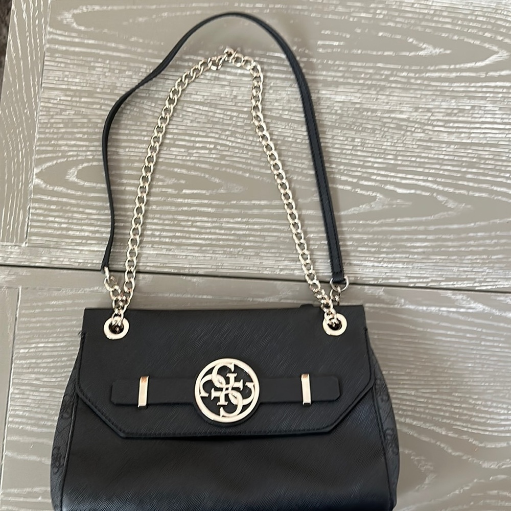 𝅺GUESS Los Angeles chain two handle purse.